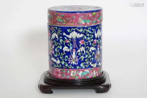 Chinese lidded pot in porcelain with blue glaze – on its base in wood