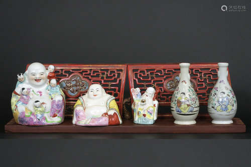 small what-not (made with Chinese bedpanels) with three small ‘Budai’ figures in porcelain and a pair of Japanese saké flasks in porcelain