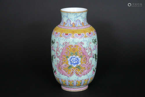 Chinese Meiping vase in marked porcelain with a very fine polychrome decor