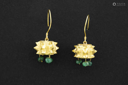 pair of ‘antique’ ethnic “Tilari” earrings in yellow gold (21/22 carat) with beads in emerald