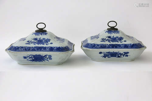 pair of 18th Cent. Chinese bowls with lid in porcelain