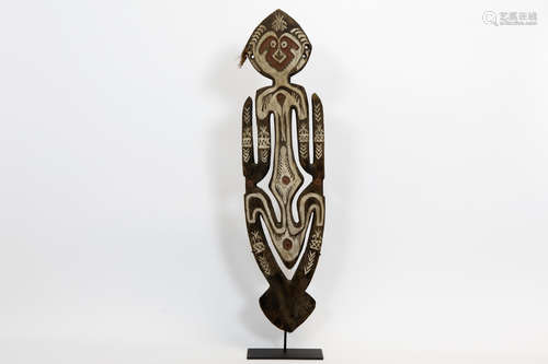 Papua New Guinean bi-dimensional votive “Bioma Kiwai” sculpture in light wood with dark brown patina and remains of chalk