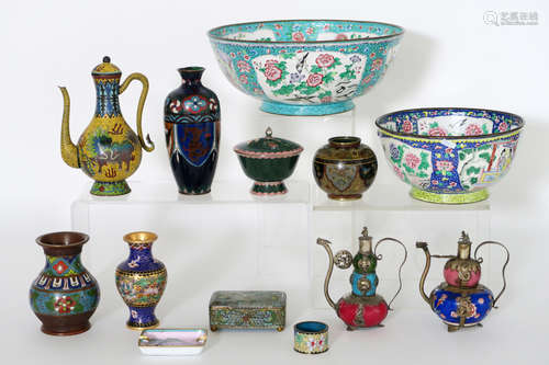 13 pieces of Japanese and Chinese cloisonné with a teapot with the representation of a qilin and two Chinese bowls in enamelled metal