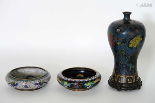 antique ‘Meiping’ vase in cloisonné and a pair of Chinese bowls in cloisonné with dragons