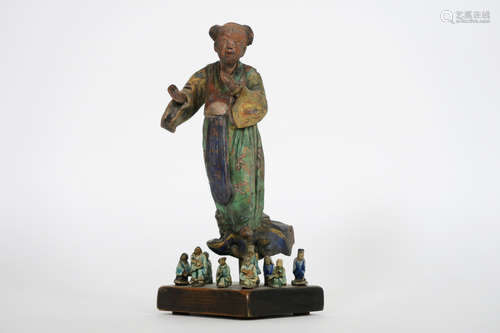 9 Chinese figures in glazed earthenware with an antique “lady” roofsculpture (from Tianjin) and “mud men”