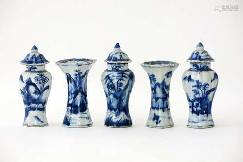 17th/18th Cent. Chinese Kang Xi-garniture (5 pieces) in porcelain