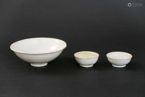 2 small plates and a bowl in earthenware from the Sung-period in China