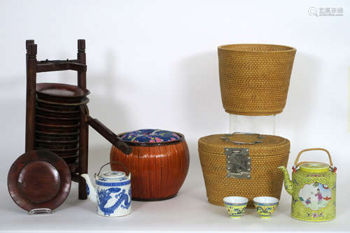 2 Chinese teapot baskets with their content and a Chinese picnic set with plates in wood