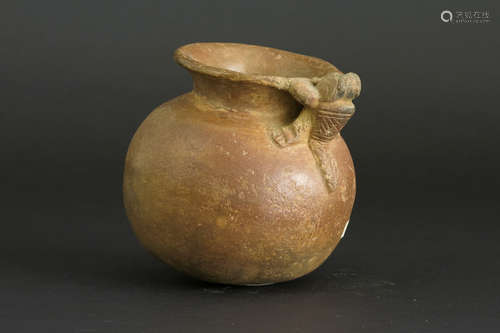 Colombian ‘Calima’-Culture tomb vase in earthenware with an animal on the rim