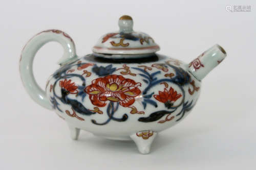 17th Cent. Japanese ‘Arita’ teapot on feet in porcelain