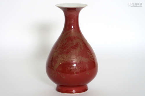 Chinese vase in marked porcelain with a decor of dragons on an oxblood background