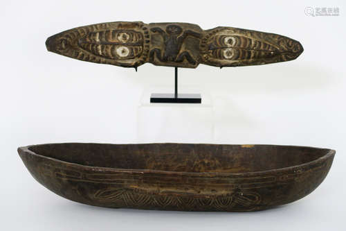 a leafshaped “Latmul” bowl in wood with a carved iguana and a shieldshaped “Boiken” item in wood with two carved crocodile heads and a figure