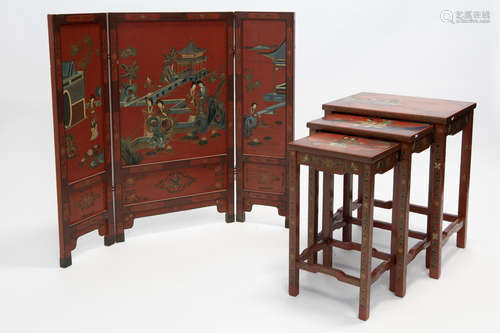 set of a small Chinese screen and a nest of tables in lacquered wood with polychrome figures