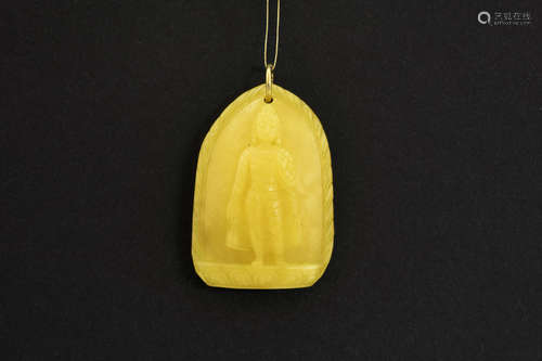 Himalyan pendant in amber with a carved ‘Buddha’ and yellow gold (18 carat)