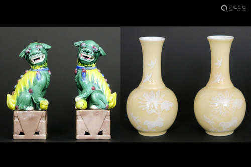 pair of Chinese fô dogs in porcelain & a pair of small Chinese vases in marked porcelain