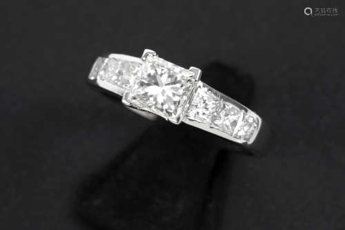 a 1,01 carat high quality princess’ cut diamond set in a ring in white gold (18 carat) with more then 0,80 carat of very high quality brilliant cut diamonds – with “HRD” certificate for the princess’ cut