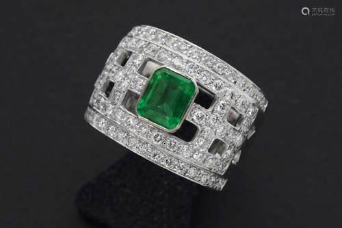 ring in white gold (18 carat) with a ca 1,05 carat Colombian emerald and ca 1,65 carat of very high quality brilliant cut diamonds