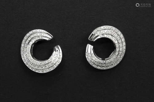 pair of earrings in white gold (18 carat) with ca 0,70 carat of white brilliant cut diamonds