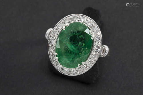 ring in yellow and white gold (18 carat) with an oval ca 5,50 carat Colombian emerald and ca 1,20 carat of very high quality brilliant cut diamonds