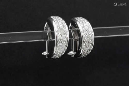 pair of earrings in white gold (18 carat) with ca 2 carat of very high quality brilliant cut diamonds