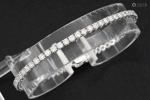 bracelet in white gold (18 carat) with ca 8,20 carat of very high quality brilliant cut diamonds