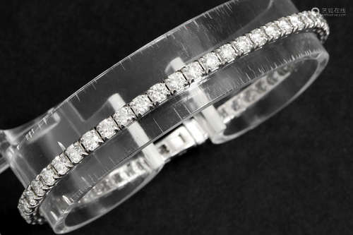 bracelet in white gold (18 carat) with at least 4,80 carat of very high quality brilliant cut diamonds