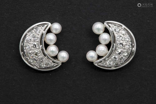 pair of earrings in white gold (18 carat) with small pearls and ca 0,40 carat of high quality brilliant cut diamonds