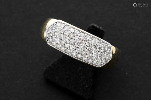 ring in yellow gold (18 carat) with ca 1 carat of high quality brilliant cut diamonds, set in white gold