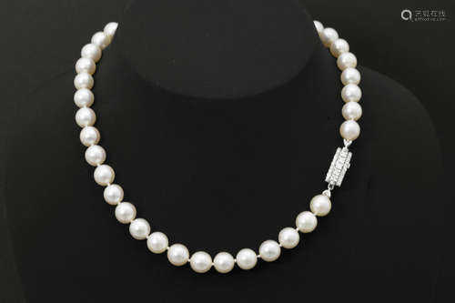 pearl necklace with a clasp in white gold (18 carat) with ca 0,50 carat of white brilliant cut diamonds