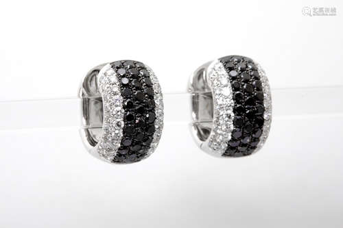 pair of earrings in white gold (18 carat) with ca 3,20 carat of black and bluewhite very high quality brilliant cut diamonds