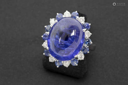 classy ring in white gold (18 carat) with a central cabochon cut tanzanite of more then 16,50 carat surrounded by ca 0,80 carat of sapphire and ca 0,80 carat of high quality brilliant cut diamonds