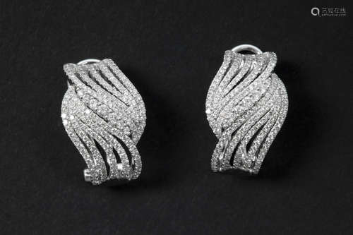 pair of finely realised earrings in white gold (18 carat) with ca 1,20 carat of very high quality brilliant cut diamonds