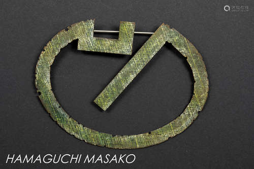 unique Masako Hamaguchi brooch in etched and patinated bronze – signed (on the back) and with certificate