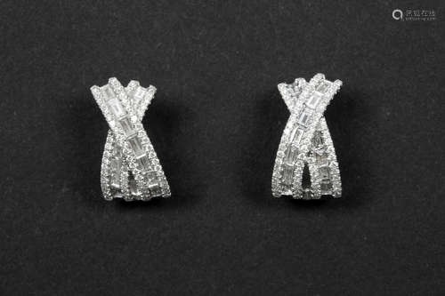 pair of earrings in white gold (18 carat) with more then 1,50 carat of very high quality brilliant and baguette cut diamonds