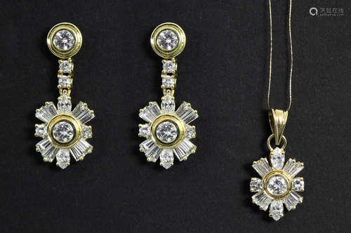 jewelry set in yellow gold (18 carat) with ca 3,50 carat of white (E/F) brilliant and baguette cut diamonds : a pendant and a pair of earrings