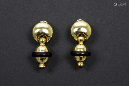 seventies’ pair of earrings in yellow gold (18 carat) with black onyx and ruby