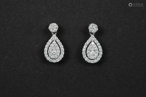 pair of earrings in white gold (18 carat) with ca 0,60 carat of very high quality brilliant cut diamonds