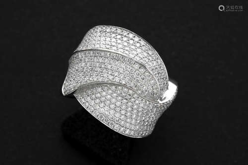 ring in white gold (18 carat) with ca 3,50 carat of very high quality brilliant cut diamonds