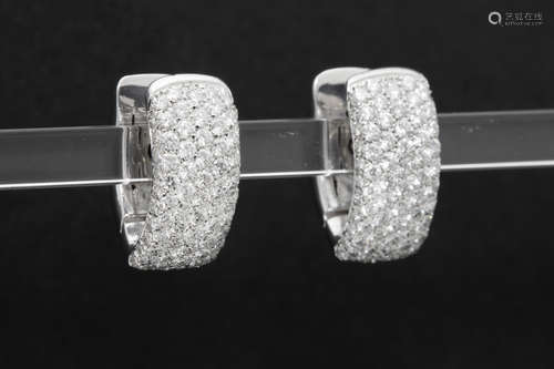 pair of earrings in white gold (18 carat) with ca 2,80 carat of very high quality brilliant cut diamonds