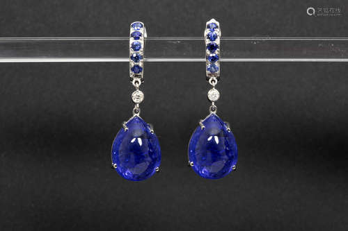 pair of earrings in white gold (18 carat) with ca 24 carat of dropshaped cabochon cut  tanzanite, ca 0,80 carat of sapphire and at least 0,10 carat of high quality brilliant cut diamonds