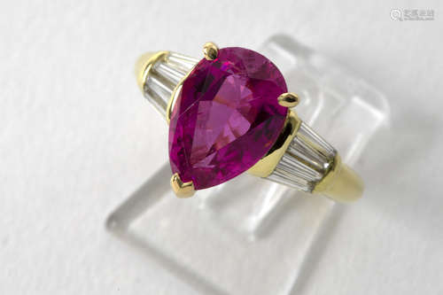 ring in yellow gold (18 carat) with a pearshaped 3,97 carat rubelite with nice color and ca 1,25 carat of very high quality baguette cut diamonds