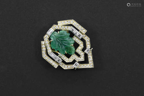 quite special Art Deco-style brooch in yellow and white gold (18 carat) with a sculpted leafshape emerald and ca 2,20 carat of very high quality brilliant and baguette cut diamonds