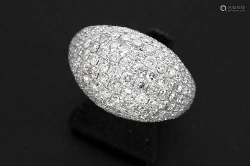 very nice ring in white gold (18 carat) with ca 5,20 carat of very high quality brilliant cut diamonds