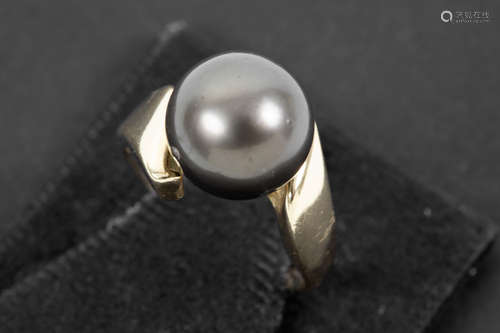 ring in yellow gold (14 carat) with a typical grey pearl from Tahiti