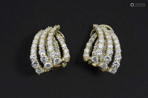 pair of of elegant earrings in yellow gold (18 carat) with ca 6 carat of very high quality brilliant cut diamonds