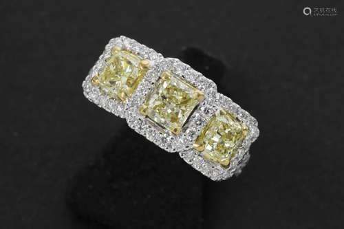 ring in white gold (18 carat) with ca 1,75 carat of fancy yellow color quality brilliant cut diamonds- and ca 1 carat of white very high quality brilliant cut diamonds