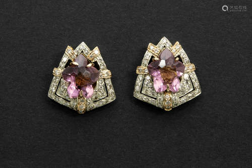 pair of earrings in white and yellow gold (18 carat) with amethysts and ca 1,10 carat of brilliant cut diamonds