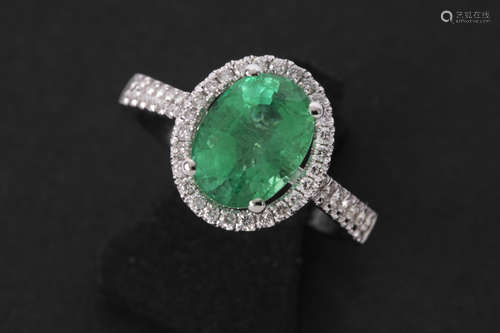 ring in white gold (18 carat) with an oval emerald of more then 2,70 carat and more then 0,40 carat of high quality brilliant cut diamonds