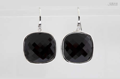 pair of modern earrings in white gold (18 carat) with facetted plaques of onyx and with high quality brilliant cut diamonds