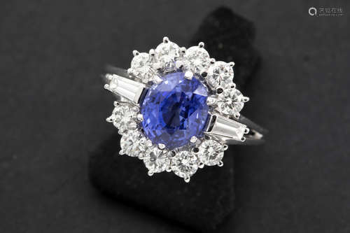 ring in white gold (18 carat) with a ca 2,40 carat sapphire from Ceylan and ca 1,20 carat of very high quality brilliant and baguette cut diamonds